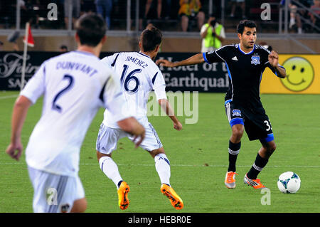 Beltashour Steven des San Jose Earthquakes dribble la balle marquée par Hector Jimenez et Todd Dunivant des Los Angeles Galaxy dans la deuxième moitié de leur match de soccer MLS à Stanford Stadium le 29 juin 2013 à Palo Alto, Californie Les tremblements de l'hôte de leur soirée de reconnaissance annuelle pour célébrer servicemembers et leurs familles. (U.S. Air Force photo par un membre de la 1re classe Bobby Cummings) Banque D'Images