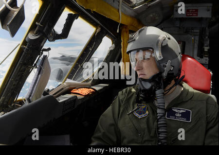 1er lieutenant Elsbernd Reed, 20e Bomb Squadron B-52H Stratofortress pilote, analyse l'horizon durant une mission de formation Flag-East vert plus de Fort Polk, en Louisiane, le 21 août, 2013. Le B-52 est capable de voler à des vitesses subsoniques élevées jusqu'à une altitude de 50 000 pieds. Il peut transporter une variété d'armes y compris le nucléaire et conventionnel à guidage de précision dans le monde entier avec des munitions de la navigation de précision. Elsbernd est la ville natale de Macon, Ga (États-Unis Air Force photo/Le s.. Jonathan Snyder) Banque D'Images