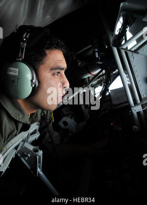 Le s.. Steven Cantu se prépare à faire le plein d'un B-1B Lancer attribué à Ellsworth Air Force Base, S.D., 23 septembre 2014. Deux B-1b ont été ravitaillé par un KC-135 Stratotanker de Fairchild AFB, Washington, au cours d'une mission d'entraînement de routine sur le Dakota du Sud. Presque tous les carburant interne peut être pompé à travers le battant boom, le KC-135's la méthode de transfert de carburant primaire. Cantu, un 92e Escadron de ravitaillement en vol, perchman est stationné à l'arrière de l'avion et commande la flèche en vol pendant le ravitaillement aérien. (U.S. Photo de l'Armée de l'air par la Haute Airman Mary O'Dell/libérés) Banque D'Images