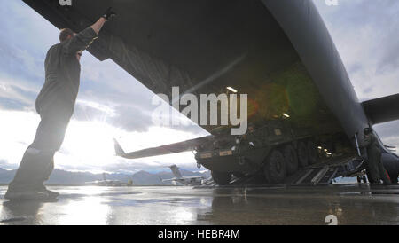 Un soldat affecté au 3e Bataillon du 21e Régiment d'infanterie, une partie de l'armée américaine Alaska's 1st Stryker Brigade Combat Team, 25e Division d'infanterie, entraîne un arrêt de Stryker de l'US Air Force un C-17 Globemaster III sur la ligne de vol Joint Base Elmendorf-Richardson, Alaska, le 10 septembre, 2013. Les soldats transportés avec leur Strykers de Fort Wainwright, Alaska, à participer à un exercice d'entraînement de combat avec USARAK's 4th Infantry Brigade Combat Team (Airborne), 25e Division d'infanterie, à JBER. (U.S. Air Force Photo de Justin/Connaher) Parution Banque D'Images