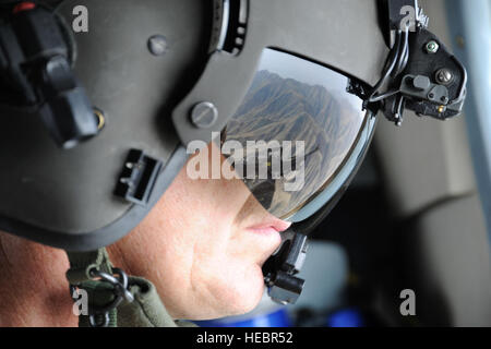 U.S. Air Force capitaine principal Sgt. Todd Peplow, un artilleur de l'antenne, avec le 438th escadron expéditionnaire de la comité consultatif, sondages les environs d'éventuels insurgés lors d'une mission de ravitaillement de combat en barge Matal dans le nord de la vallée de la Kunar, Afghanistan, le 10 octobre 2011. Les forces afghanes et américaines ont volé deux Afghan Air Force d'hélicoptères Mi-17 et Matal Barge livré 3 200 kilogrammes de dollars de fournitures de soldats de l'Armée nationale afghane. (U.S. Photo de l'Armée de l'air par le sergent. Matthew Smith) Banque D'Images