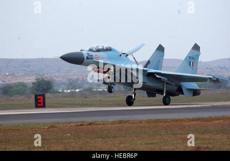 AIR FORCE STATION GWALIOR, Inde -- Un Indian air force SU-30K Flanker terrains ici à la suite d'une mission de combat simulé avec U.S. Air Force F-15 Eagle déployés à partir de la base aérienne Elmendorf, en Alaska. Environ 150 aviateurs américains sont ici faire face à l'appui de l'Inde '04, le premier accord bilatéral entre l'exercice de chasse deux forces aériennes dans plus de 40 ans. (U.S. Air Force photo de Tech. Le Sgt. Keith Brown) Banque D'Images