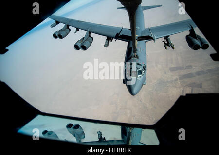 Un B-52 Stratofortress reçoit du carburant d'un prolongateur KC-10 au-dessus de l'Irak le 16 juillet 2016. Des aviateurs du 908th Expeditionary Air ravitaillement Squadron ont ravitaillé le F-15 Strike Eagles, le F-18 Super Hornets de l'armée de l'air belge, un B-52 et un F-16 Fighting Falcons en soutien de l'opération combinée joint Task Force-Inherent Resolve, une opération de coalition contre l'EIIL. Banque D'Images