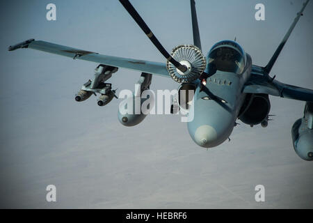 Un F-18 Super Hornet de la Royal Australian Air Force reçoit du carburant d'un KC-10 Extender au-dessus de l'Irak le 16 juillet 2016. Des aviateurs du 908th Expeditionary Air ravitaillement Squadron ont ravitaillé le F-15 Strike Eagles, le F-18 Super Hornets de l'armée de l'air belge, le B-52 Stratofortress et le F-16 Fighting Falcons pour soutenir la résolution et les efforts de coalition contre l'EIIL. Banque D'Images