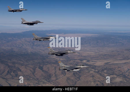 Cinq Arizona Air National Guard F-16 Fighting Falcon survoler le désert de l'Arizona lors d'une mission de formation. Garde basée à l'aéroport international de Tucson effectuer une mission à plein temps de former et de la nation américaine partenaire les pilotes de chasse. (U.S. Air Force photo/Master Sgt. Jeffrey Allen) Banque D'Images