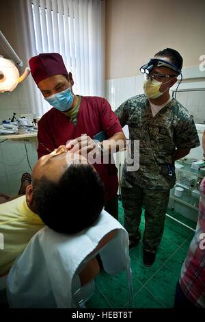 Droite, le capitaine Cody Krech observe République Kirghize Le Mamadiyarov Aibek tandis qu'il recherche les caries dentaires lors d'un échange au centre de traumatologie Besh Kungei, Kirghizistan, 16 août 2012. L'échange a mis en évidence l'art dentaire dans des comparaisons semblables et des partenariats renforcés avec les dentistes militaires de la République kirghize. Krech est un groupe médical expéditionnaire 376dentiste déployés hors de Scott Air Force Base, dans l'Illinois et natif de Barlow, Ky. Banque D'Images