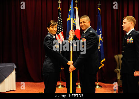 Le colonel de l'US Air Force Debra A. Lovette, 18e Groupe de soutien de mission, commandant la 18e passe de l'Escadron de préparation logistique guidon au lieutenant-colonel Patrick Launey, nouveau commandant de la 18e LRS, au cours d'une cérémonie de passation de commandement sur Kadena Air Base, Japon, Juillet 13, 2015. Launey est maintenant responsable de diriger le plus grand LRS dans l'Armée de l'air, composé de 761 militaires et civils à travers quatre escadrilles. (U.S. Air Force photo par un membre de la 1re classe John Linzmeier) Banque D'Images