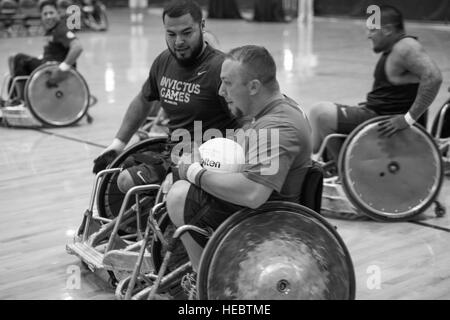 160505-F-WU507-022 : Air Force Master Sgt. Jesse Graham (Ret.), de l'équipe, nous déplace le ballon sur cour tout en évitant les difficultés au cours de 2016 une chaise de roue Jeux Invictus rugby training event à l'ESPN Wide World of Sports à Walt Disney World, Orlando, Floride, le 5 mai 2016. Il y a trois médailles, ce qui peut être gagné dans cet événement et les demi-finales et finales seront joués le 11 mai. (U.S. Photo de l'Armée de l'air par le conseiller-maître Sgt. Kevin Wallace/libérés) Banque D'Images