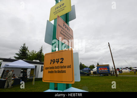 En juillet 1915, les documents officiels ont été signés la création d'Anchorage. Cent ans plus tard, Anchorage a grandi et prospéré. Pour célébrer l'événement historique, la Chambre de Commerce d'ancrage a présenté la ville de tentes 2015 Festival du 25 au 26 juillet. Chaque époque a été présenté et connecté à diverses entreprises et organisations, y compris la relation avec la ville Joint Base Elmendorf-Richardson, qui appuie l'événement avec des démonstrations de chiens de travail militaire, un des explosifs et munitions, d'un fumoir de la 673e Escadron de génie civil et d'autres. (U.S. Air Force photo/Tech. Banque D'Images
