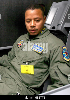 Lieutenant-colonel David Coppler indique à l'acteur Terrence Howard sur les commandes d'un F-16 Fighting Falcon simulateur afin de les aider à se préparer pour son rôle dans le film 'Iron Man' à Edwards Air Force Base, en Californie est le 772e Coppler Colonel commandant de l'Escadron de test. Parties du film sont filmés à Edwards AFB. (U.S. Air Force photo/Jet Fabara) Banque D'Images