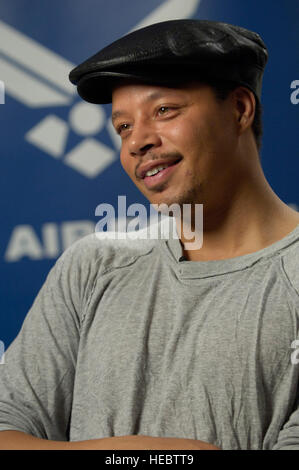 L'acteur nommé aux Oscars Terrence Howard décrit ses expériences et impressions de l'Armée de l'air au cours d'une entrevue le 27 mai à New York. M. Howard a visité deux bases de l'Armée de l'air et formés avec des aviateurs pendant la préparation pour son rôle en tant que lieutenant-colonel James Rhodes dans le film Iron Man. (U.S. Air Force photo/Master Sgt. Jack Braden) Banque D'Images