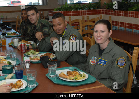 Les aviateurs américains mangent le déjeuner avec l'acteur Terrence Howard, deuxième à partir de la droite, dans la salle à manger du vent à Nellis Air Force Base, Nevada, 16 mars 2007. Howard fait des recherches sur son rôle comme un pilote américain dans le film 'l'homme de fer", qui commence le tournage bientôt. (U.S. Photo de l'Armée de l'air par le sergent. Scottie McCord/libérés) Banque D'Images