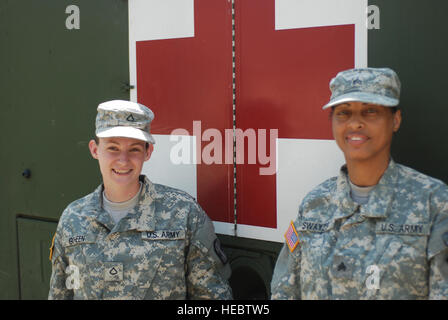 La FPC. Kristen Goheen,(à gauche) de la Double Chêne, Texas, et le Sgt. Berta, Swayzer (droite) de Fort Worth, fourni des services médicaux à la Garde nationale du Missouri ingénieurs travaillant à Cofradia, le Honduras le 28 juin. Les Texans, qui font partie de la 441e, sont d'ambulance au Honduras dans le cadre d'armée américaine du sud au-delà de l'horizon 2012, qui combine la formation militaire auprès de missions humanitaires. Banque D'Images