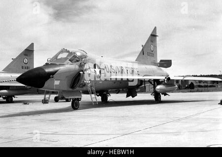 Convair TF-102A-41-CO (S/N 56-2339) du 182e Escadron d'intercepteurs, de chasse de la Garde nationale aérienne du Texas, Kelly Air Force Base, Texas, le 1 mai 1965. F-102A (S/N 56-1481) est dans l'arrière-plan. (U.S. Photo de l'Armée de l'air) Banque D'Images