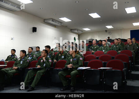 Des pilotes de la Royal Thai Air Force, du corps des Marines des États-Unis et de l'US Air Force mènent un briefing de mission à la base aérienne royale de Korat lors de l'exercice Cobra Gold 2016, améliorant ainsi l'interopérabilité, la coordination et la formation conjointe entre les forces multinationales. Banque D'Images