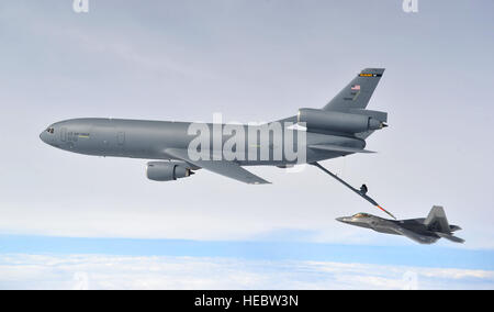 Un KC-10 Extender affecté à la 305e Escadre de la mobilité aérienne, McGuire Air Force Base, New Jersey, ravitaille un F-22 Raptor attribué à Langley Air Force Base, en Virginie, au cours de Talon rasoir à Seymour Johnson AFB, N.C., le 7 février 2013. Razor Talon est un grand mensuel de la côte Atlantique et l'exercice de la force de l'unité mixte de formation à l'occasion d'employer des concepts opérationnels de pointe tels que Bataille AirSea soutien aérien et maritime. (U.S. Air Force photo/Le s.. Andy M. Kin) Banque D'Images