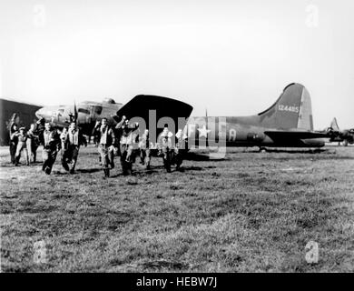 Angleterre - Avions, Memphis Belle l'équipage de la Belle 'Memphis' retour à partir de sa 25e mission opérationnelle. L'ensemble de l'équipe tenir la DFC et la Médaille de l'air avec trois grappes de chêne, et tout a commencé avec ce Boeing B-17 'Flying Fortress' et ont survécu avec seulement une victime, une blessure à la jambe le mitrailleur de queue. Juin 1943 Banque D'Images