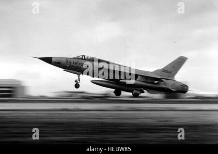 Republic F-105D-25-RE (S/N 62-4224) le décollage. (U.S. Photo de l'Armée de l'air) Banque D'Images