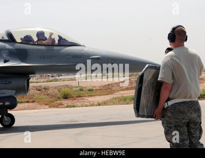 Le lieutenant-colonel Bradford Everman, un projet pilote avec le 332e Escadron de chasse expéditionnaire donne un pouce vers le haut à son responsable avant une mission de lancement d'une base commune Balad, l'Iraq, le 28 avril 2010. (Photo/Master Sgt. Linda C. Miller/libérés) Banque D'Images