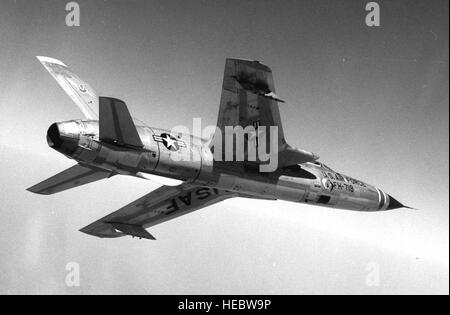 Republic F-105D-5-RE (S/N 59-1719) en vol. (U.S. Photo de l'Armée de l'air) Banque D'Images