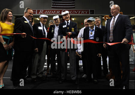 Ancien sergent. David Thatcher (centre) coupe le ruban lors de l'ouverture de l'exposition Doolittle Raider 17 avril 2013, à Northwest Florida State College, à Fort Walton Beach. Thatcher a été un Doolittle Raider Crew 7 ingénieur-Gunner. L'ouverture a été une partie de la tournée de réunion finale des Raiders. Il y a actuellement quatre Raiders. (U.S. Air Force photo/Senior Airman Carlin Leslie) Banque D'Images