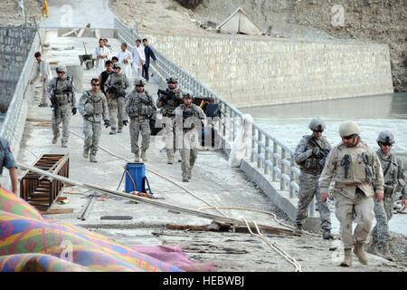 Team-Kunar provinciale de reconstruction, les membres des forces de sécurité du camp Wright à Asadabad trail Dan Dunleavy, U.S. Army Corps of Engineers représentant à l'EPR (à droite), alors qu'il procède à une étude de site sur la Mara 20 octobre Pont Wara, 2009. L'équipe de sécurité et d'ingénieurs a cessé d'évaluer les progrès de la construction du pont qu'il est presque terminé. Le projet de pont emploie environ 300 personnes et représente un investissement de 1 million de dollars par le gouvernement provincial et l'EPR dans le développement de l'Afghanistan. (U.S. Air Force photo/ Tech. Le Sgt. Brian Boisvert publié) Banque D'Images