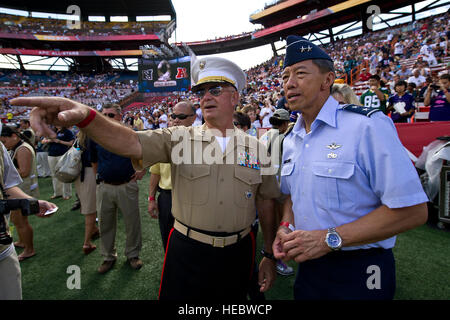 Marine Corps, le Lieutenant-général Thomas L. Conant, commandant adjoint du Commandement du Pacifique des États-Unis, et de la Force aérienne, le général Darryll Wong, adjudant général de la Garde nationale d'Hawaï, regard sur de la ligne latérale avant le début de la Ligue Nationale de Football 2012 Pro Bowl à l'Aloha Stadium d'Honolulu, Hawaï, le 29 janvier. Plusieurs centaines de militaires affectés à diverses bases Hawaii ont été honorés au cours de la 2012 Pro Bowl halftime show. Banque D'Images