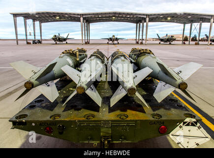 Quatre bombes GBU-31 inerte Attendre chargement sur F-35 comme à Mountain Home Air Force Base, Texas le mercredi 17 février, 2016. Test de fonctionnement et d'évaluation Six F-35 et plus de 85 aviateurs du 31e tes, une unité de locataire à Edwards Air Force Base, s'est rendu à Mountain Home AFB pour effectuer les premiers tests de déploiement de la simulation F-35A, plus précisément d'exécuter trois principaux ensembles de la mission de la capacité opérationnelle initiale : suppression des défenses aériennes ennemies, l'appui aérien rapproché et d'interdiction aérienne. (U.S. Air Force photo par J.M. Eddins Jr.) Banque D'Images