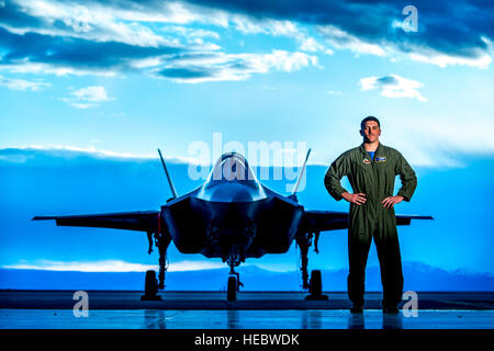 Le major Ethan Sabin, un projet pilote avec le 31e Escadron d'essai et d'évaluation avec 10 ans d'expérience aux commandes de l'A-10, se place en avant d'un F-35A à l'essai à Mountain Home AFB, Idaho, Feb 19, 2016. Test de fonctionnement et d'évaluation Six F-35 et plus de 85 aviateurs du 31e tes, une unité de locataire à Edwards Air Force Base, en Californie, s'est rendu à Mountain Home AFB pour effectuer les premiers tests de déploiement de la simulation F-35A, plus précisément d'exécuter trois principaux ensembles de la mission de la capacité opérationnelle initiale : suppression des défenses aériennes ennemies, l'appui aérien rapproché et d'interdiction aérienne. (U.S. Air Force photo de J. Banque D'Images