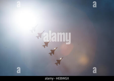 L'US Air Force Thunderbirds démontrer au cours de vol de précision Cheyenne Frontier Days le 27 juillet 2016, à Cheyenne, Wyo. Thunderbirds une performance de la fierté, de la précision et le professionnalisme de l'équipe, tout en mettant en avant les compétences et la formation de l'indicatif tous les membres de l'Armée de l'air. (U.S. Air Force photo/Le s.. Christopher Ruano) Banque D'Images
