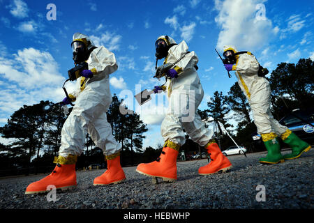 (De gauche) U.S. Air Force aviateur Senior Chantal Hogue et Lauren Yancey, 20e Escadron de génie civil de la gestion d'urgence, les apprentis et les cadres supérieurs d'un membre de la Jordanie Gagné, 20e Escadron de génie en médecine aérospatiale bioenvironmental compagnon, marcher dans une zone contaminée simulée au cours d'une capacité d'intervention d'urgence de base intégrées à l'exercice Shaw Air Force Base, S.C., le 9 décembre 2014. Les aviateurs ont été la première équipe d'entrée et est entré dans la zone de contamination simulé fist pour tester pour les matières dangereuses. (U.S. Photo de l'Armée de l'air par le sergent. Kenny Holston/libérés) Banque D'Images