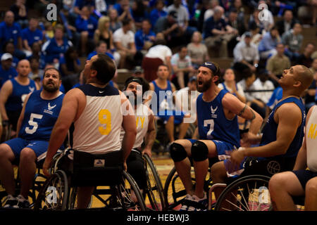 Les équipes de basket-ball en fauteuil roulant à partir de la Marine et l'Armée de l'air d'attendre un rebond le 29 septembre, 2014, à l'Olympic Training Center de Colorado Springs, au Colorado Le guerrier se compose de jeux sportifs de l'ensemble du Ministère de la Défense, qui sont en concurrence dans le style paralympiques événements pour leur branche militaire. L'objectif de ces jeux est d'aider à mettre en évidence le potentiel illimité de guerriers à travers les sports de compétition. (U.S. Air Force photo par un membre de la 1re classe Taylor Reine) Banque D'Images