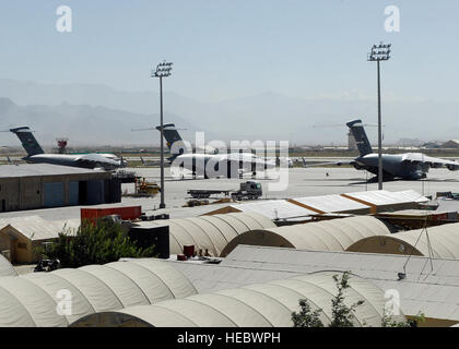 L'AÉRODROME DE BAGRAM (Afghanistan) - Trois C-1t Globemaster III s'asseoir sur la piste et décoller attendent ici, 20 août. Le C-17 sont déployés à partir de McChord Air Force Base, dans l'état (à gauche), Charleston AFB, L.C. (milieu), et Travis AFB, Californie (à droite). Le C-17 est capable de livrer rapidement des troupes et tous les types de fret à bases principales ou directement à des bases d'opérations dans la zone de déploiement. (U.S. Air Force photo/Senior Airman Felicia Juenke) Banque D'Images