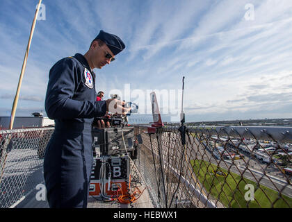 Le major Tyler Ellison, Thunderbird 7, à l'écoute des commentaires de radio du lieutenant-colonel Christopher Hammond, Thunderbird 1, au cours de la Daytona 500 la pratique du survol de Daytona Beach, Floride, le 21 février 2015. (U.S. Photo de l'Armée de l'air par la Haute Airman Jason Couillard) Banque D'Images