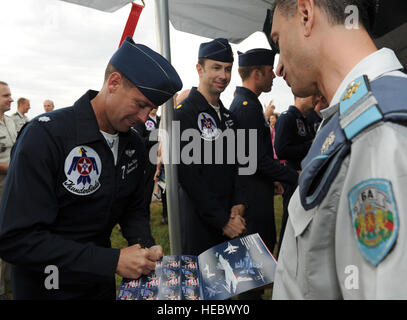 Le lieutenant-colonel Jason Koltes, Thunderbird 7, officier des opérations de la Force aérienne des États-Unis "escadron de démonstration aérienne, des Thunderbirds signe un autographe pour un aviateur de l'Armée de l'air bulgare pendant la Graf Ignatievo Air Base Air Show, la Bulgarie le 25 juin 2011. Les Thunderbirds se produira dans 9 pays durant leur tournée européenne de six semaines, la promotion de la bonne volonté internationale et représentant de l'Amérique d'aviateurs du monde entier. (U.S. Air Force photo/Le s.. Larry E. Reid Jr., sorti) Banque D'Images