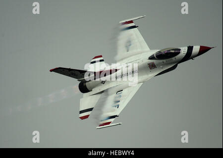 Le major J.R. Williams, Thunderbird 6, Solo opposé, effectue un petit col au cours de la Base Aérienne de Graf Ignatievo Air Show, la Bulgarie le 25 juin 2011. Les Thunderbirds se produira dans 9 pays durant leur tournée européenne de six semaines, la promotion de la bonne volonté internationale et représentant de l'Amérique d'aviateurs du monde entier. (U.S. Air Force photo/Le s.. Larry E. Reid Jr., sorti) Banque D'Images