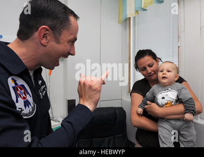 Le major J.R. Williams, Thunderbird 6, Solo opposé, rencontre un jeune fan à l'Hôpital Universitaire de Turku, Turku, Finlande, le 17 juin 2011. (U.S. Air Force photo/Le s.. Larry E. Reid Jr., sorti) Banque D'Images