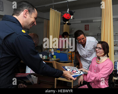 Le major J.R. Williams, Thunderbird 6, Solo opposé, rencontre un jeune fan à l'Hôpital Universitaire de Turku, Turku, Finlande, le 17 juin 2011. (U.S. Air Force photo/Le s.. Larry E. Reid Jr., sorti) Banque D'Images