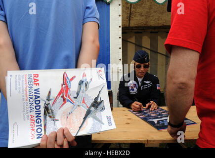 Le capitaine Kristin Hubbard, Thunderbird 8, pilote l'avance/narrateur, signe des autographes pour les fans admiratifs à la Royal Air Force Waddington International Air Show, Royaume-Uni, le 2 juillet 2011. Les Thunderbirds se produira dans 9 pays durant leur tournée européenne de six semaines, la promotion de la bonne volonté internationale et représentant de l'Amérique d'aviateurs du monde entier. (U.S. Air Force photo/Le s.. Larry E. Reid Jr., sorti) Banque D'Images