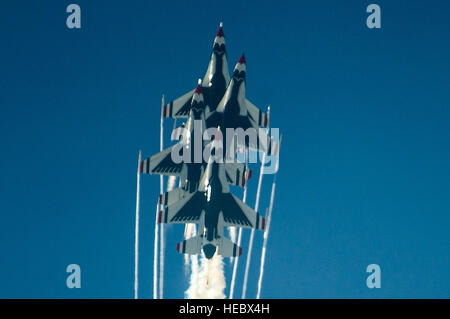 Formation Diamant Thunderbirds pilotes accomplissent le sentier pour Cloverloop Diamants durant une pratique spectacle à Forth Worth, Texas, le 24 octobre 2014. (U.S. Air Force photo/Tech. Le Sgt. Manuel J. Martinez) Banque D'Images