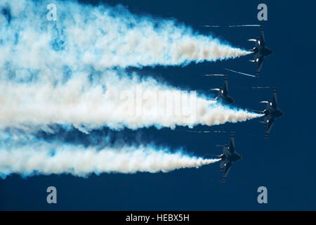 Formation Diamant Thunderbirds pilotes accomplissent le sentier pour Cloverloop de diamants au cours d'une manoeuvre pratique performance à Mountain Home Air Force Base, Texas, le 19 septembre 2014. (U.S. Air Force photo/Tech. Le Sgt. Manuel J. Martinez) Banque D'Images