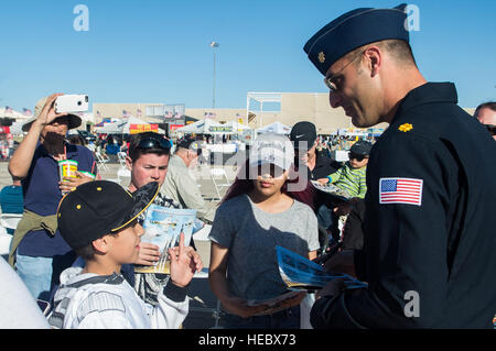 Le major Warren Smith, Thunderbird 11, signe des autographes, au Thunder and Lightning sur Arizona show à la base aérienne Davis-Monthan Air Force Base, en Arizona, le 12 mars 2016. (U.S. Air Force Photo de Tech. Le Sgt. Christopher Boitz) Banque D'Images