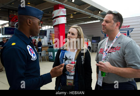 Le major Darrick Lee, Thunderbird 12, officier des affaires publiques, traite de la mission de l'US Air Force Thunderbirds avec admirant fans avant d'effectuer le survol de la MLB All-Star Game, Minneapolis, Minnesota, le 15 juillet 2014. (U.S. Air Force photo/Master Sgt. Stan Parker) Banque D'Images