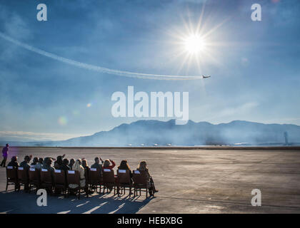 Les spectateurs regardent le Major Jason Curtis, Thunderbird 5, termine le warrior boucle croisée au cours de commandant du Commandement de combat aérien montrent l'acceptation 3 mars 2015 à Nellis Air Force Base, Nevada (États-Unis Photo de l'Armée de l'air par la Haute Airman Jason Couillard) Banque D'Images