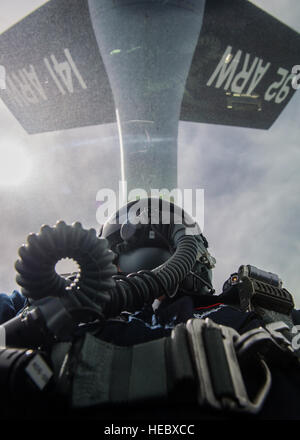 Un KC-135 Stratotanker de Fairchild Air Force Base, Wash., ravitaille Thunderbird un F-16 Fighting Falcon au cours de l'équipe de démonstration aérienne's retour à Nellis AFB, Nevada, le 29 août 2016. Les Thunderbirds effectuée à l'Airshow et guerrier Expo at Joint Base Lewis-McChord, dans l'État de Washington, 27-28 août. (U.S. Air Force photo/Tech. Le Sgt. Christopher Boitz) Banque D'Images