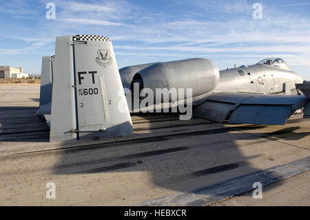 La queue d'un A-10 Thunderbolt II permet un contact direct avec la piste après avoir effectué un atterrissage d'urgence le 25 mars à Edwards Air Force Base, en Californie l'A-10 a atterri avec son train d'atterrissage en position haute après la déclaration d'une urgence. Le pilote n'a pas été blessé. L'aéronef, affecté à la 75e Escadron de chasse à Moody AFB, Ga., participait à un drapeau vert sortie hors de Nellis AFB, Nevada (États-Unis Air Force photo/Brad White) Banque D'Images