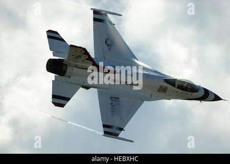 Le major J.R. Williams, Thunderbird 6, Solo opposé, effectue un petit col au cours de la Thunder de Niagara Air Show, Niagara Falls, NY, 10 septembre 2011. Les Thunderbirds ont eu l'honneur d'exécuter dans le grand Etat de New York sur le 10e anniversaire de la fin de semaine du 11 septembre. (U.S. Air Force photo/Le s.. Larry E. Reid Jr.) Banque D'Images