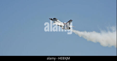 Une Thunderbird effectue une manoeuvre aérienne pendant les "Thunder sur l'Empire Air Fest' à mars Air Reserve Base, Ca., 19 mai 2012. Fest 2012 de l'air dispose de personnel militaire et civil de démonstration terrestre et aérienne au cours d'un show de deux jours. (U.S Air Force photo de Tech. Le Sgt. Joselito Aribuabo/libérés) Banque D'Images