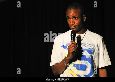 Tommy Davidson, comédien, joue sur la scène chez Pete's Place pour plus de 500 militaires déployés le 26 août. L 'Tommy Davidson Comedy Tour,' a été en mesure d'afficher une présentation statique d'un KC-135 Stratotanker et un C-17 Globemaster III, le pétrole, les huiles et les liquides de carburant du secteur, et l'unité des explosifs au cours de son séjour de deux jours au centre de transit. (U.S. Air Force photo/Le s.. Nathan Bevier) Banque D'Images