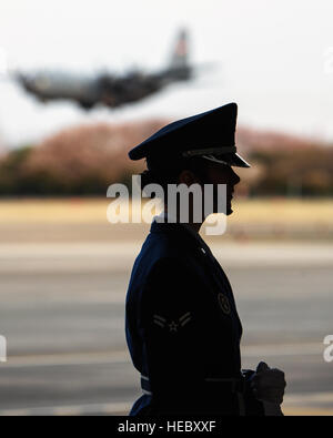 Navigant de première classe Elizabeth Dionne attend le moment pour présenter les couleurs le 31 mars 2014, à Yokota Air Base, le Japon. L'Yokota Air Base fournit la garde d'honneur de respect et de reconnaissance pour les militaires lors des cérémonies telles que les départs à la retraite, promotions et services commémoratifs. Dionne est un garde de cérémonie avec la base de Yokota Garde d'honneur. (U.S. Air Force photo/Osakabe Yasuo) Banque D'Images